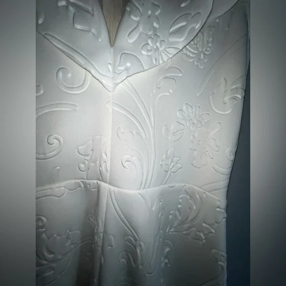 Alexis Westman Floral Embossed Romper Off White Ivory Sleeveless Ruffle Sz M 615 - Picture 3 of 5